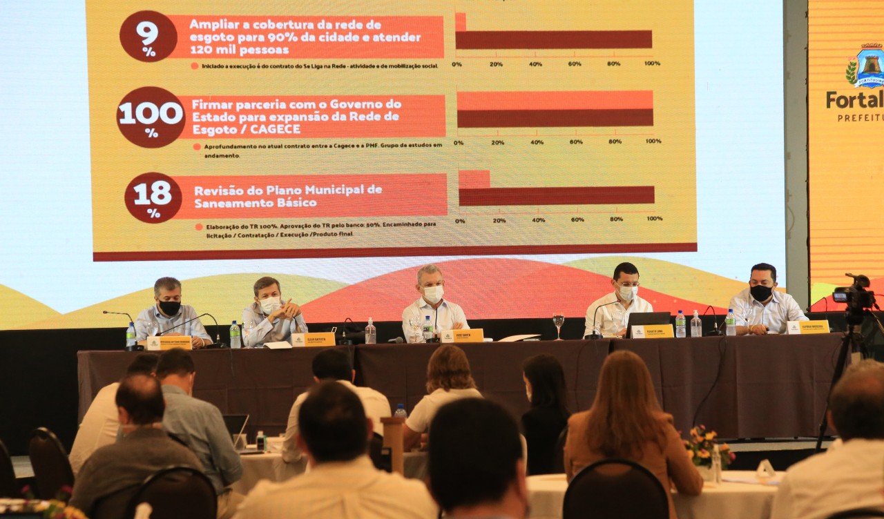 a foto mostra o interior da dala de reunião de secretariado, com destaque para a mesa onde fica o prefeito e o vice